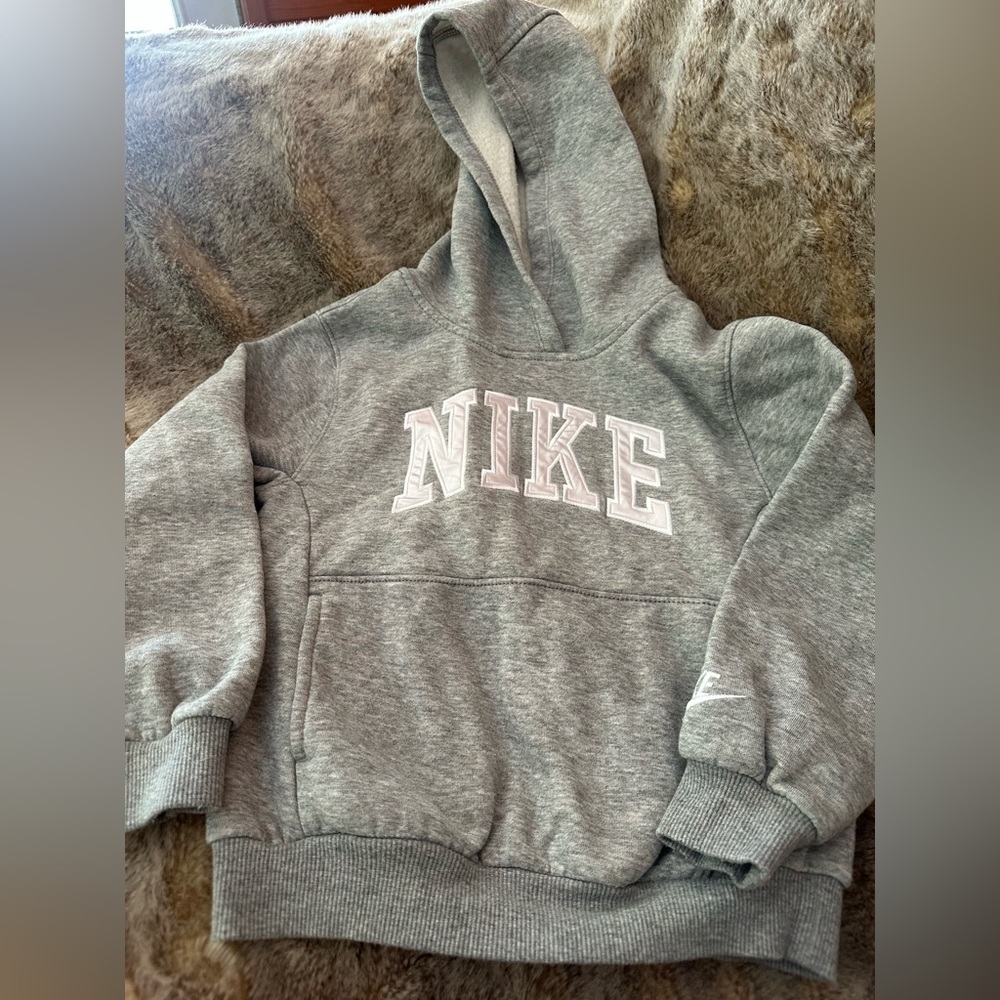 Nike Gray Apparel Hoodie Sweatshirt Kids Youth 6-7 Years Old Kangaroo Pocket